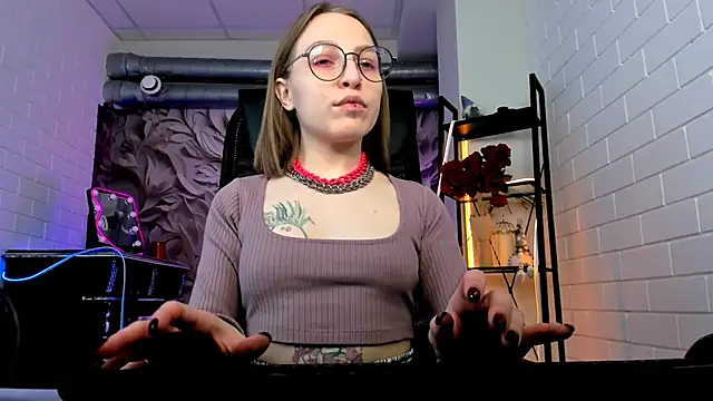 Snapshot of AphexQueen chatting on March 17, 9:12 am AphexQueen online show from March 17, 9:12 am