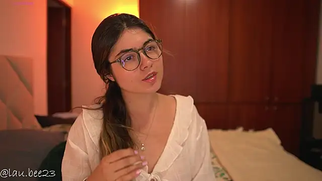 Snapshot of Lau_Bee chatting on July 18, 7:06 pm Lau Bee online show from July 18, 7:06 pm