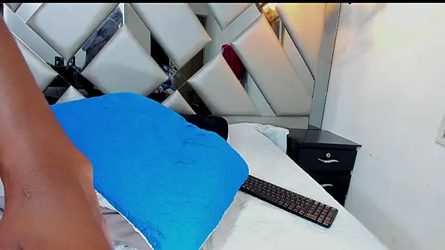 Nahomi-Hill online show from April 8, 2:33 am