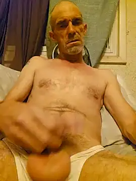 Snapshot of cassinova68 chatting on December 4, 1:25 am cassinova68 online show from December 4, 1:25 am