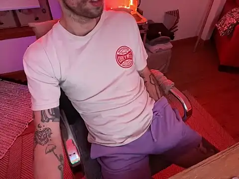 Snapshot of RuffClvb chatting on November 13, 10:14 am RuffClvb online show from November 13, 10:14 am