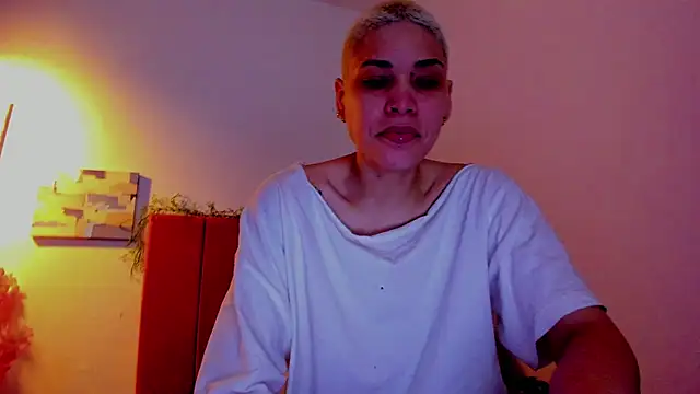 Snapshot of Charlee_pink chatting on April 20, 4:43 pm Charlee pink online show from April 20, 4:43 pm