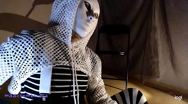 Snapshot of madcrumblepie chatting on December 18, 8:36 pm madcrumblepie online show from December 18, 8:36 pm