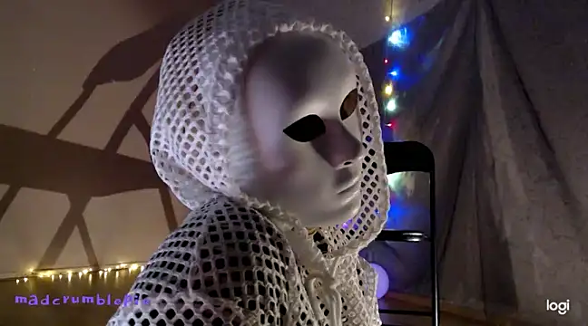 Snapshot of madcrumblepie chatting on January 5, 7:39 pm madcrumblepie online show from January 5, 7:39 pm