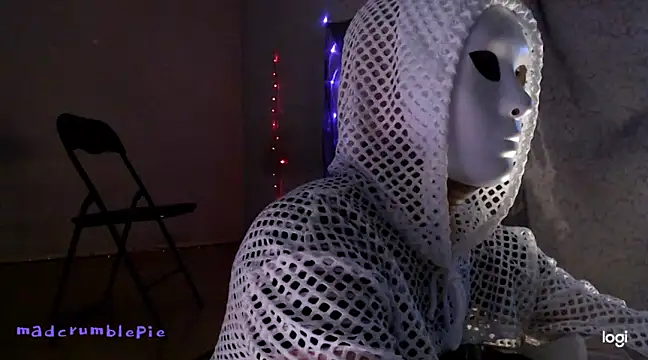 Snapshot of madcrumblepie chatting on January 9, 7:40 pm madcrumblepie online show from January 9, 7:40 pm