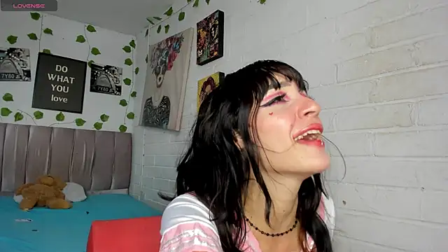 Snapshot of katt__black__ chatting on April 28, 7:19 pm katt black online show from April 28, 7:19 pm