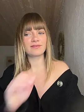 Snapshot of Milla__one chatting on December 17, 7:29 am Milla  one online show from December 17, 7:29 am