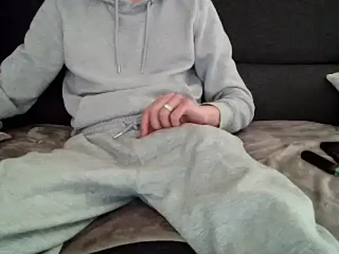 Snapshot of ElViko11 chatting on December 6, 12:49 pm ElViko11 online show from December 6, 12:49 pm