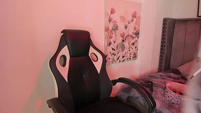 Alaia Cute online show from December 19, 3:13 am