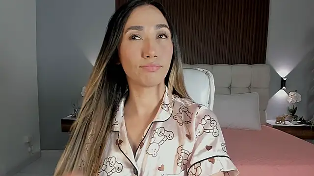 Snapshot of Emma23__ chatting on June 24, 5:28 am Emma23 online show from June 24, 5:28 am