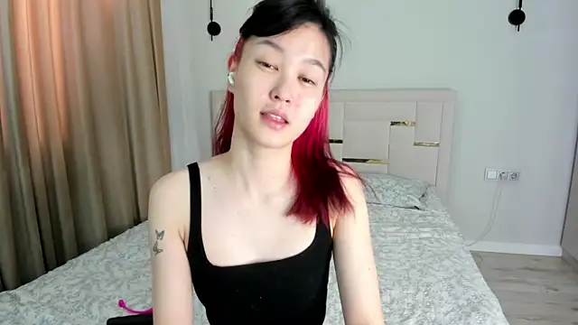 Snapshot of Lola_Peach chatting on June 2, 4:14 am Lola Peach online show from June 2, 4:14 am