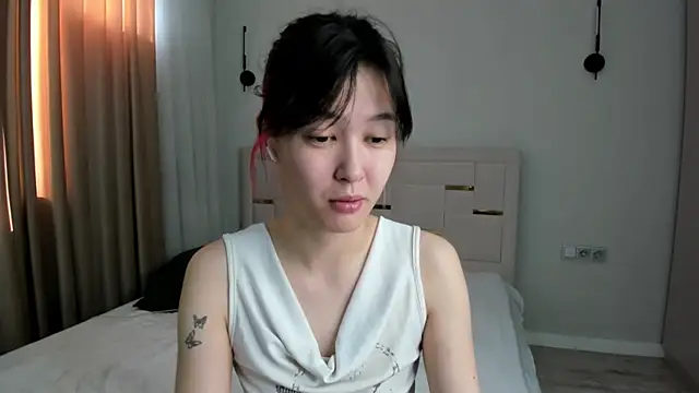Snapshot of Lola_Peach chatting on July 5, 2:29 am Lola Peach online show from July 5, 2:29 am
