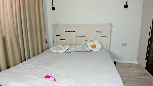 Snapshot of Lola_Peach chatting on August 3, 6:12 am Lola Peach online show from August 3, 6:12 am