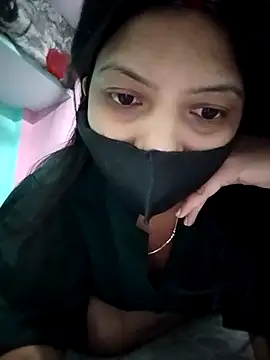 Snapshot of Hotty-Divya chatting on April 6, 7:31 am Hotty-Divya online show from April 6, 7:31 am