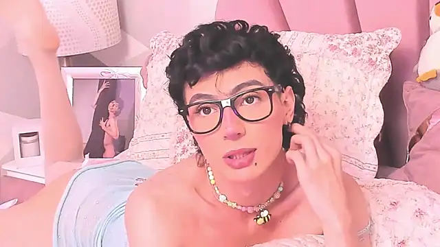 Snapshot of KylieMonnett chatting on May 13, 9:33 pm KylieMonnett online show from May 13, 9:33 pm