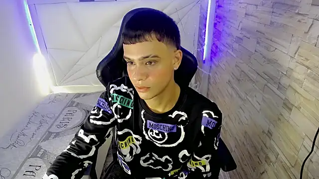 Snapshot of zacariasss_ chatting on December 2, 8:44 pm zacariasss online show from December 2, 8:44 pm