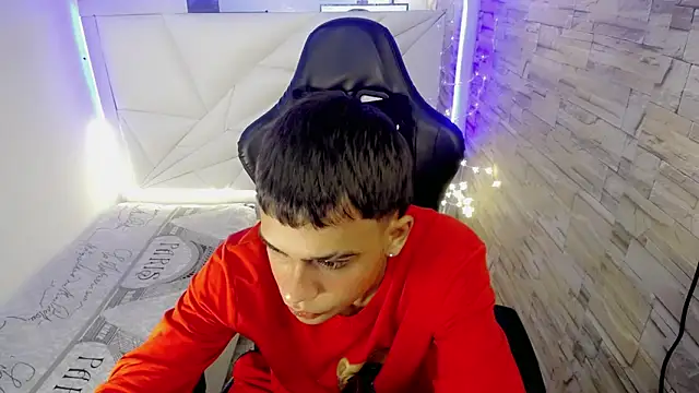 Snapshot of zacariasss_ chatting on December 6, 7:45 pm zacariasss online show from December 6, 7:45 pm