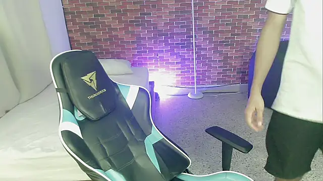 Snapshot of zacariasss_ chatting on September 9, 4:01 am zacariasss online show from September 9, 4:01 am