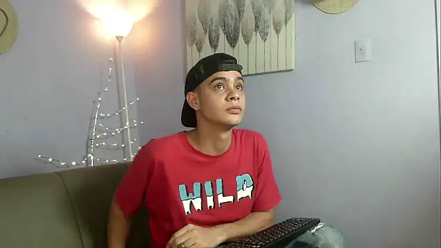 Snapshot of zacariasss_ chatting on October 15, 3:28 am zacariasss online show from October 15, 3:28 am