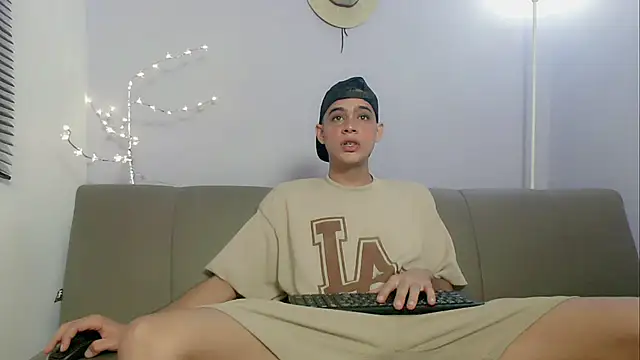 Snapshot of zacariasss_ chatting on October 22, 1:22 pm zacariasss online show from October 22, 1:22 pm