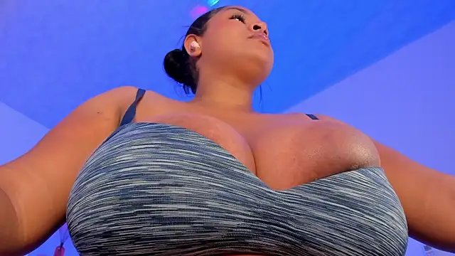 Snapshot of Brianna_bigboobs chatting on July 18, 11:03 am Brianna bigboobs online show from July 18, 11:03 am