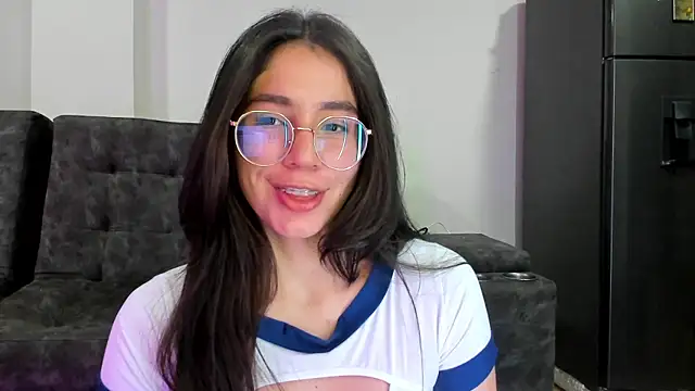 Snapshot of emmadiaz1 chatting on March 5, 4:34 am emmadiaz1 online show from March 5, 4:34 am