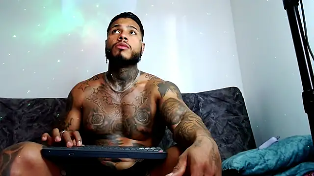 Snapshot of Exotic_tatto27121 chatting on December 29, 8:48 pm Exotic tatto27121 online show from December 29, 8:48 pm