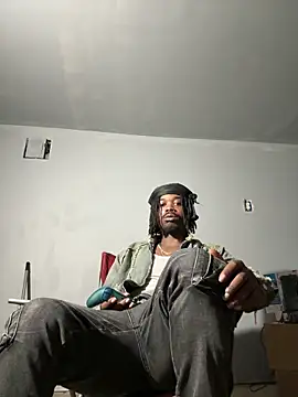 Snapshot of SluttyLyfe4L chatting on February 18, 5:09 pm SluttyLyfe4L online show from February 18, 5:09 pm