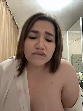 Snapshot of Leya__Droit chatting on January 5, 1:24 am Leya Droit online show from January 5, 1:24 am