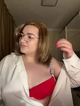 Snapshot of Leya__Droit chatting on February 12, 9:43 pm Leya Droit online show from February 12, 9:43 pm