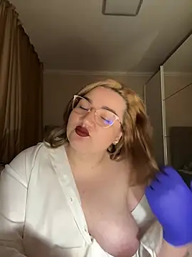 Snapshot of Leya__Droit chatting on February 15, 1:10 am Leya Droit online show from February 15, 1:10 am