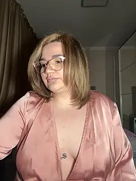 Snapshot of Leya__Droit chatting on February 15, 8:22 pm Leya Droit online show from February 15, 8:22 pm