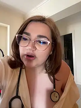 Snapshot of Leya__Droit chatting on February 17, 9:24 am Leya Droit online show from February 17, 9:24 am
