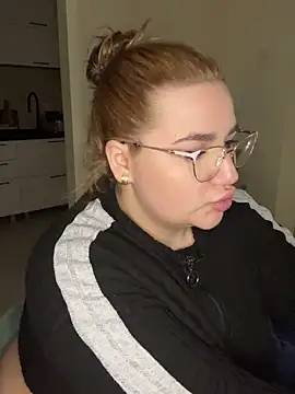 Snapshot of Leya__Droit chatting on March 2, 7:23 pm Leya Droit online show from March 2, 7:23 pm