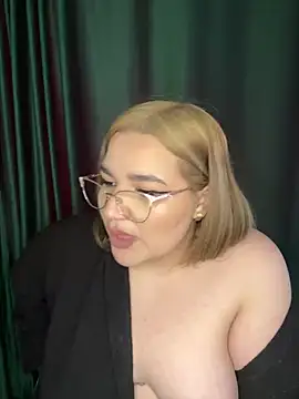 Snapshot of Leya__Droit chatting on March 10, 12:59 pm Leya Droit online show from March 10, 12:59 pm