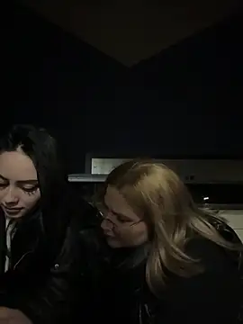 Snapshot of Leya__Droit chatting on March 11, 8:53 pm Leya Droit online show from March 11, 8:53 pm
