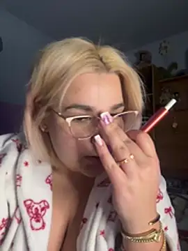 Snapshot of Leya__Droit chatting on February 21, 9:38 pm Leya Droit online show from February 21, 9:38 pm