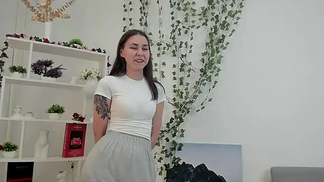 Snapshot of MaidaDwinell chatting on May 15, 4:41 am MaidaDwinell online show from May 15, 4:41 am