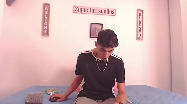 Snapshot of harrytomson_1 chatting on December 2, 2:20 am harrytomson 1 online show from December 2, 2:20 am