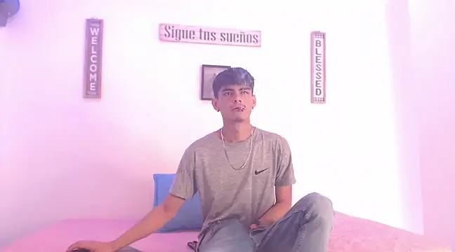 Snapshot of harrytomson_1 chatting on December 15, 2:27 pm harrytomson 1 online show from December 15, 2:27 pm