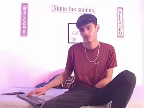 Snapshot of harrytomson_1 chatting on December 27, 8:45 am harrytomson 1 online show from December 27, 8:45 am