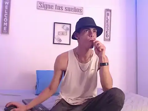 Snapshot of harrytomson_1 chatting on December 31, 4:27 am harrytomson 1 online show from December 31, 4:27 am