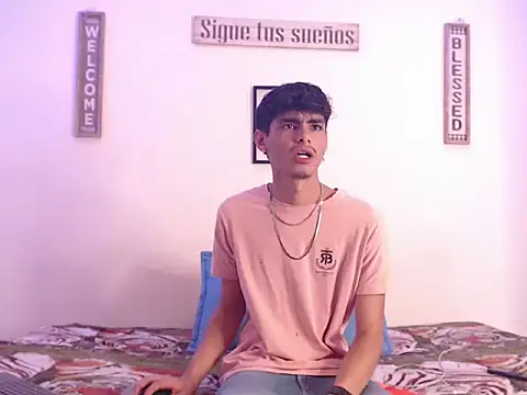 Snapshot of harrytomson_1 chatting on January 18, 1:30 am harrytomson 1 online show from January 18, 1:30 am