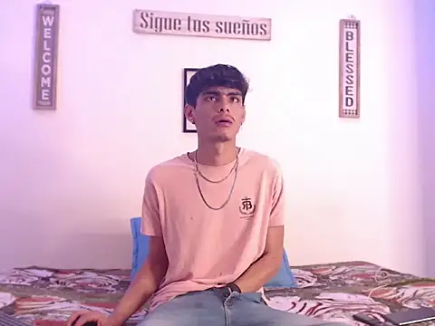 Snapshot of harrytomson_1 chatting on January 18, 4:37 am harrytomson 1 online show from January 18, 4:37 am