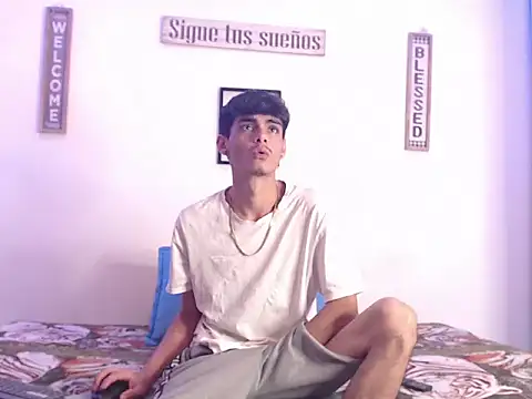 Snapshot of harrytomson_1 chatting on January 24, 3:32 am harrytomson 1 online show from January 24, 3:32 am