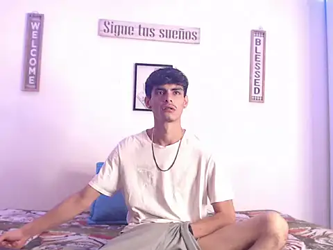 Snapshot of harrytomson_1 chatting on January 24, 6:35 am harrytomson 1 online show from January 24, 6:35 am