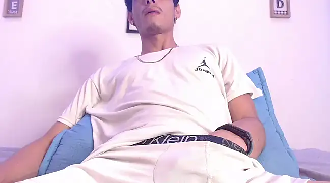 Snapshot of harrytomson_1 chatting on February 23, 8:28 am harrytomson 1 online show from February 23, 8:28 am