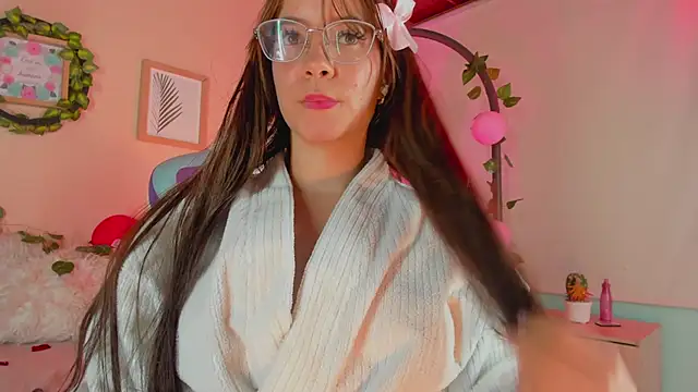 Snapshot of honey_fox1 chatting on February 14, 4:47 am honey fox1 online show from February 14, 4:47 am