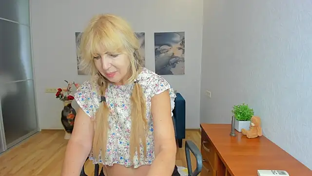 Snapshot of Anna_Diax chatting on July 7, 11:25 am Anna Diax online show from July 7, 11:25 am