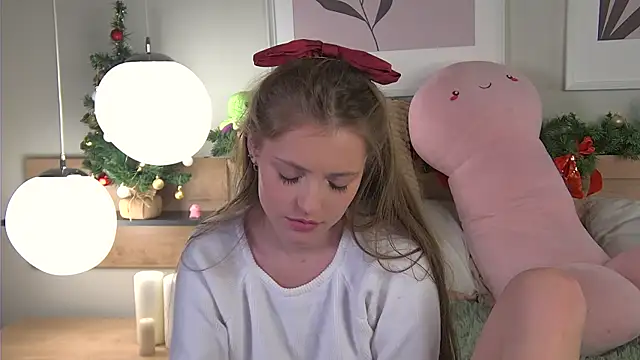 Snapshot of AshleyDouglas chatting on December 21, 1:32 pm AshleyDouglas online show from December 21, 1:32 pm